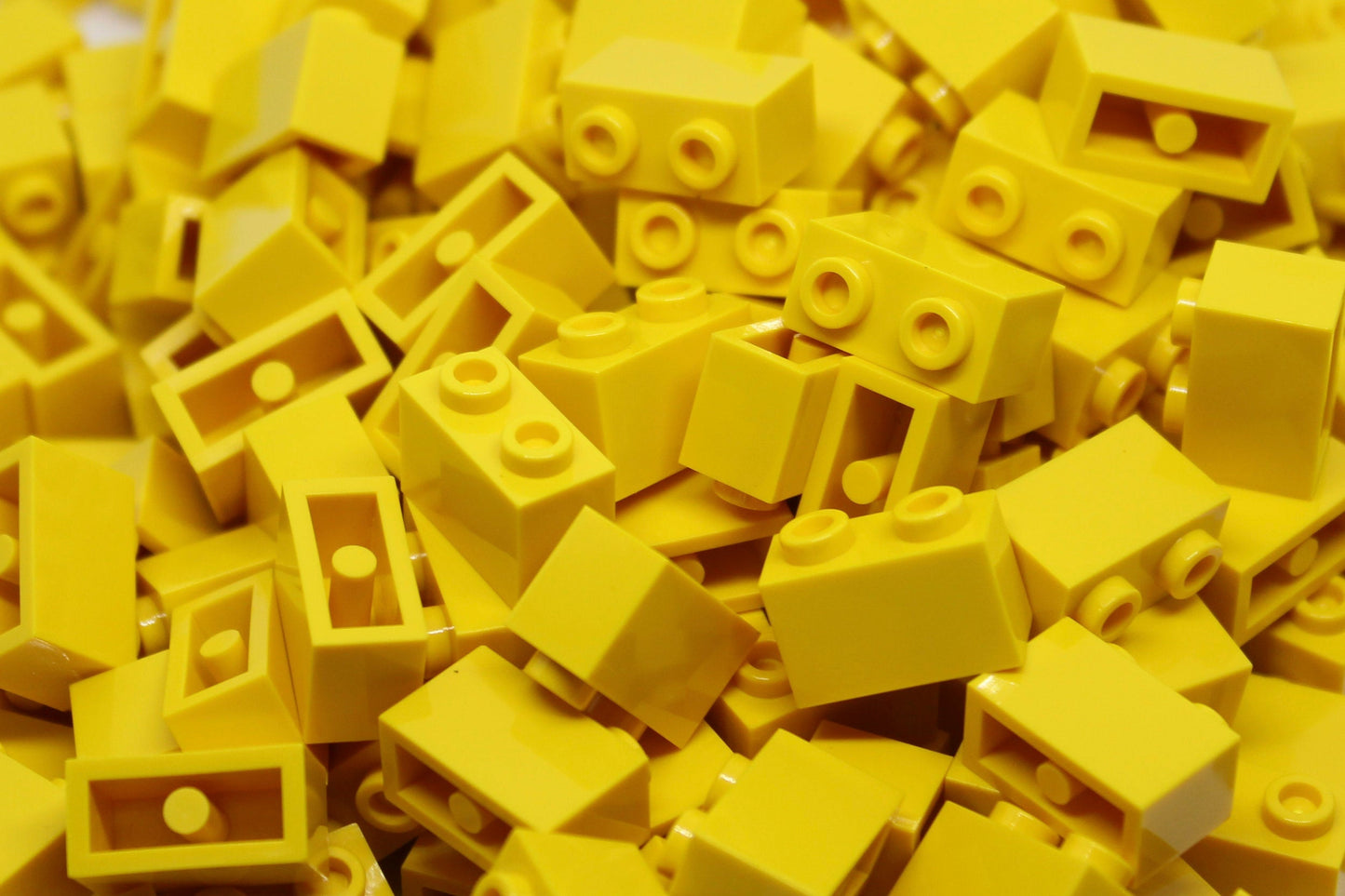 1x2 Stud Bricks 200 Pack (Yellow)