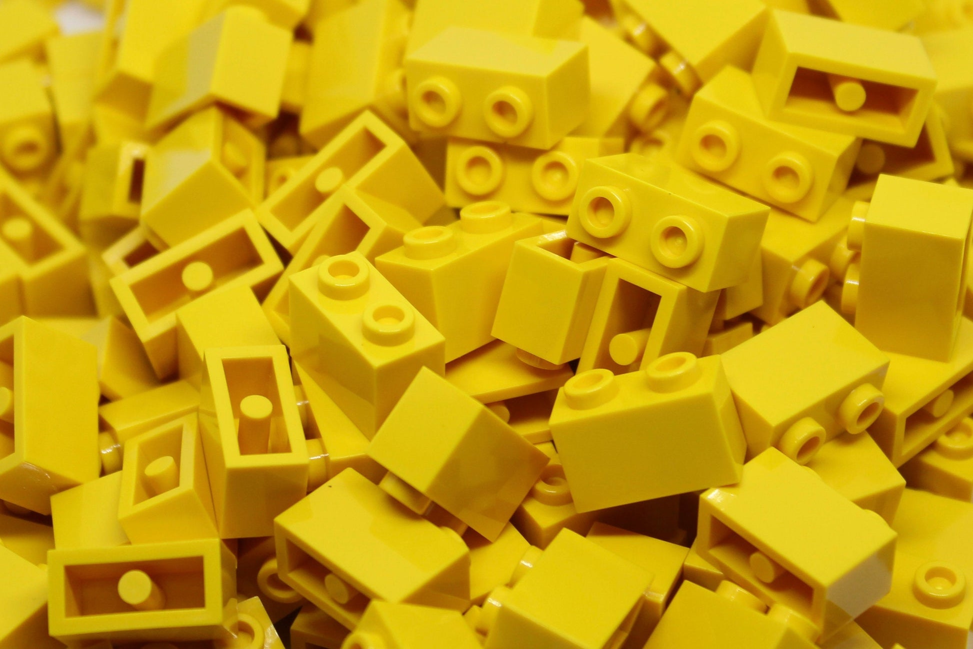 1x2 Stud Bricks 200 Pack (Yellow)